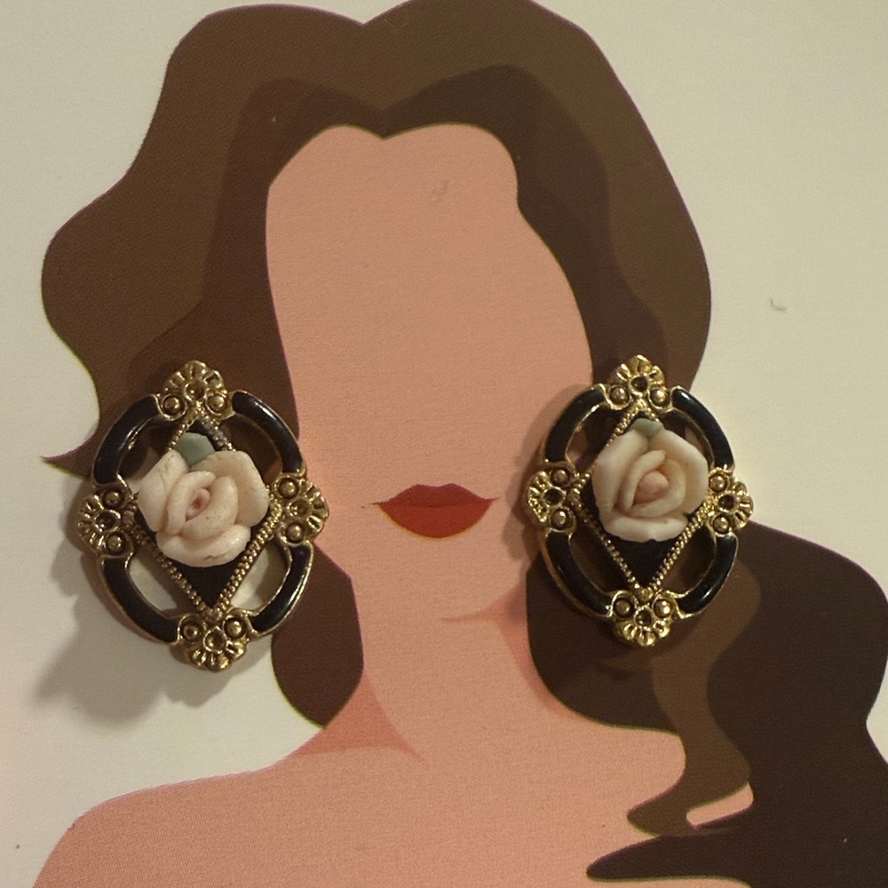 Vintage 1938 Gold Tone & Enamel Stud Earrings with Roses. - Picture 2 of 2